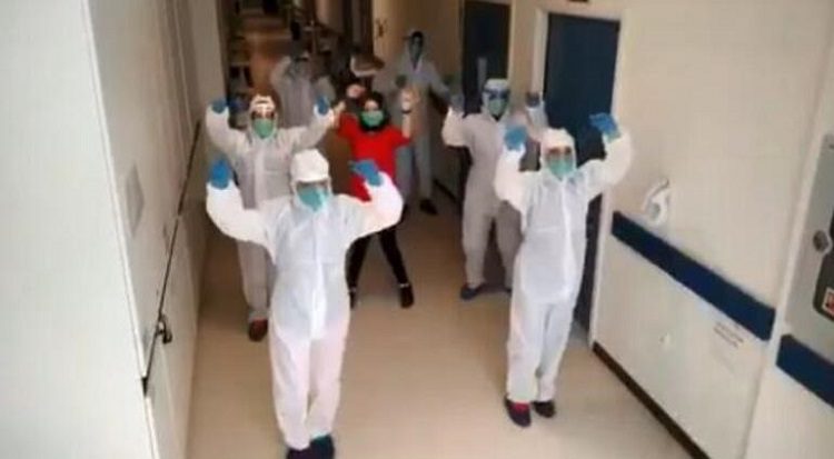 Sağlık çalışanlarının ‘erik dalı’ keyfi