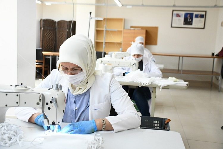 İnegöl’de bir günde 18 bin maske dağıtıldı