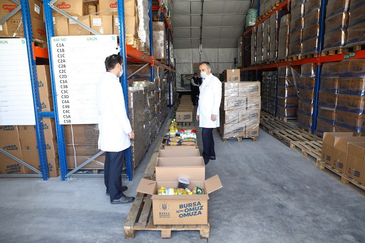 Bursa’da her gün yüzlerce aileye gıda paketi