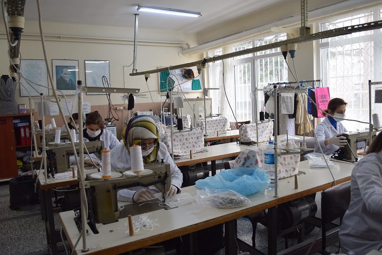 Bursa’da meslek lisesi öğretmenlerinden maske üretimi