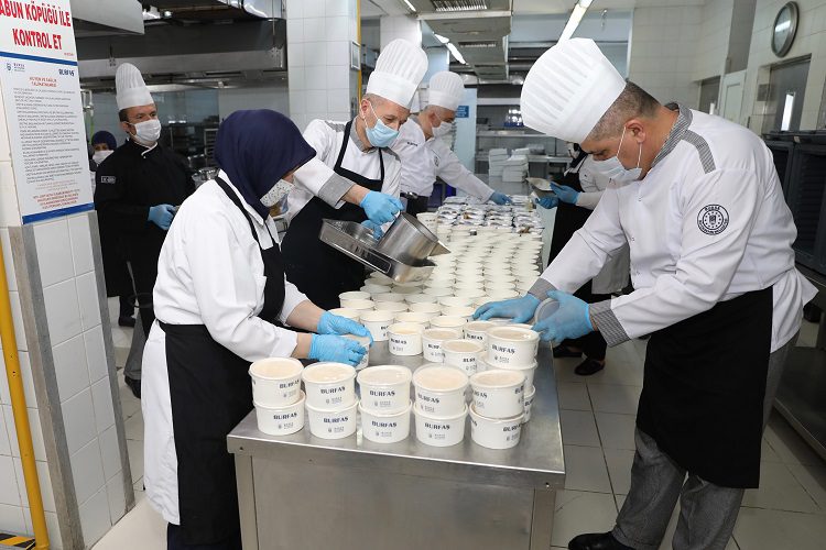 Bursa’da sokağa çıkamayan 2 bin 500 kişiye her gün iki öğün sıcak yemek
