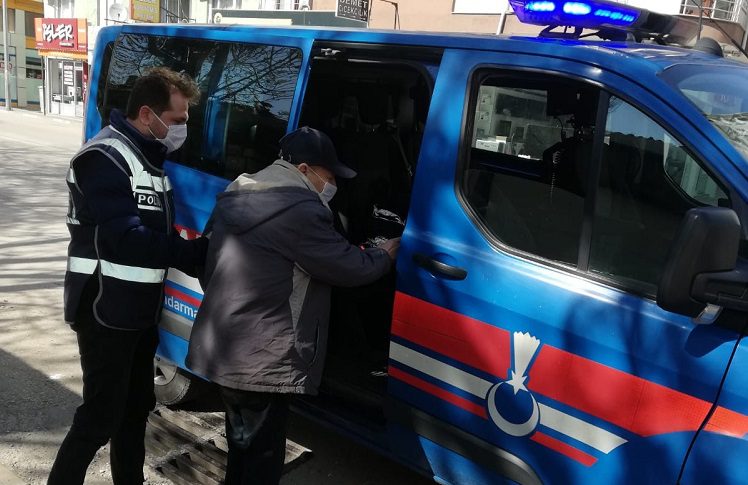 Alzheimer hastası yolunu kaybetti, yardımına polis ve jandarma koştu.