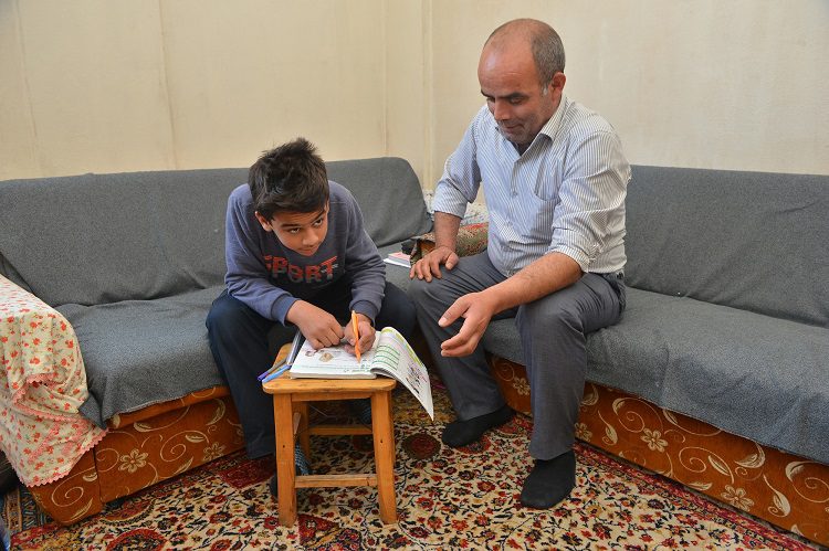 Uzaktan eğitim alamayan çocuğa Yıldırım Belediye Başkanı’ndan uydu cihazı
