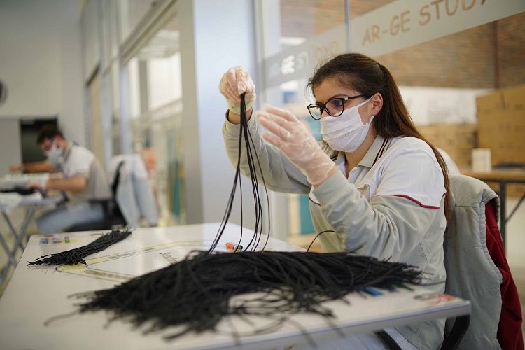 TOFAŞ, araç üretimine ara verdiği dönemde sağlık ekipmanı üretmeye devam ediyor
