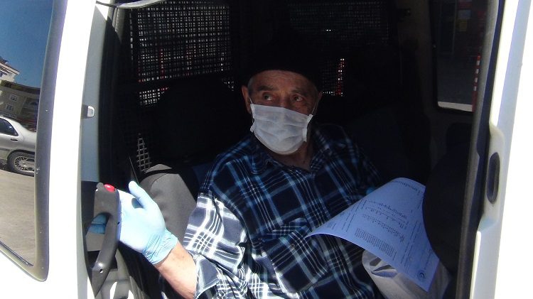 Bursa’da yasak kapsamındaki vatandaşları ekipler hastaneye ulaştırıyor