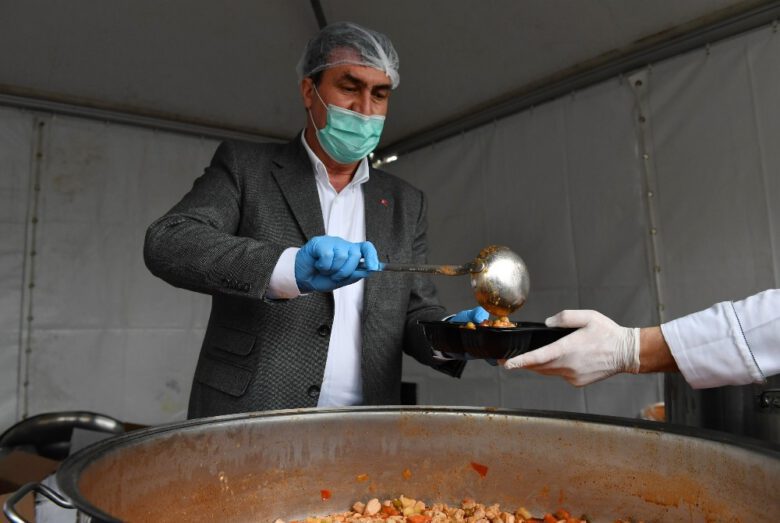 Başkan Dündar vatandaşlara iftar yemeği dağıttı.
