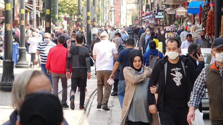 Bursa’da yasağa saatler kala çarşı ve pazarlar doldu taştı