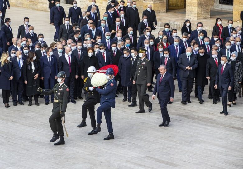 TBMM 100 yaşında! Anıtkabir’de maskeli tören