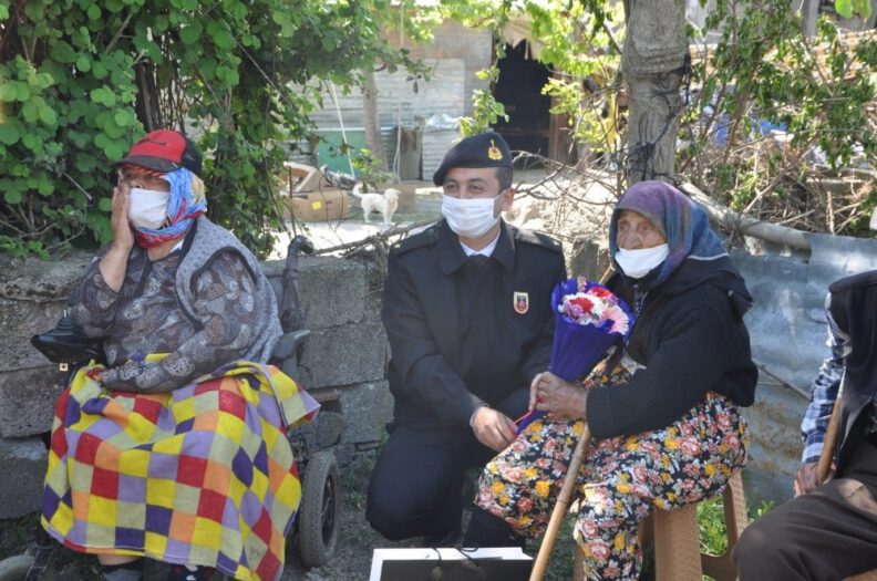 Bursa’da yaşayan 120 yaşındaki asırlık çınara anneler günü ziyareti