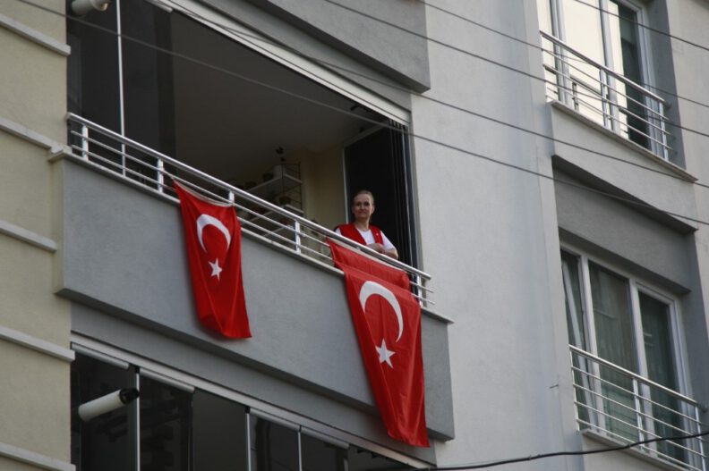 19 Mayıs Balkonlardan Kutlandı