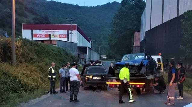 2 Ki̇şi̇ni̇n Yaralandığı Kaza Anı Güvenli̇k Kamerasında