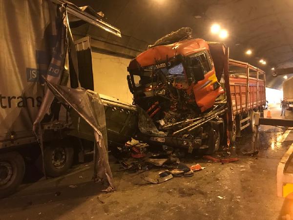 5 TIR çarpıştı, otoyol kapandı (1)