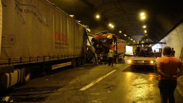 5 TIR çarpıştı, otoyol kapandı (2)
