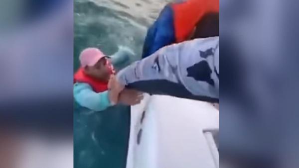 Açık denizde 4 saat kurtarılmayı beklediler