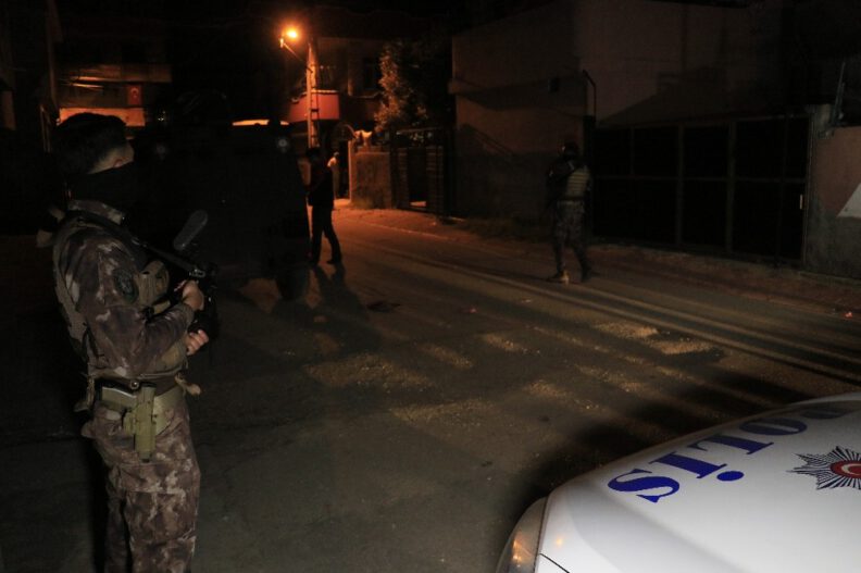 Adanada Bi̇r Evi̇n Bahçesi̇ne Ses Bombası Atıldı