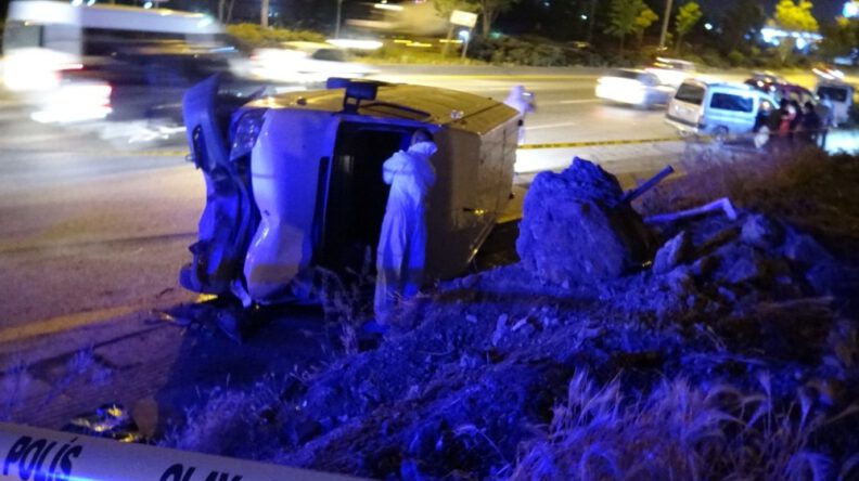 Ankarada Yol Kenarında Servi̇s Bekleyen Fabri̇ka İşçi̇si̇ni̇n Üzeri̇ne Mi̇ni̇büs Devri̇ldi̇: 1 Ölü