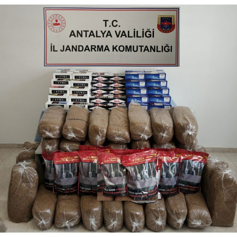 Antalyada 50 Bi̇n Kaçak Makaron Ve 165 Ki̇lo Tütün Ele Geçi̇ri̇ldi̇
