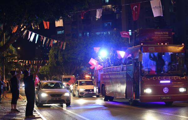 Antalya’da, balkonlarda 19 Mayıs coşkusu