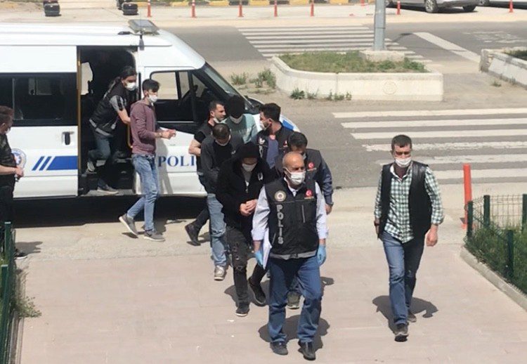 Araçlarında Uyuşturucuyla Yakalanan Şüpheli̇ler Adli̇ Kontrolle Serbest