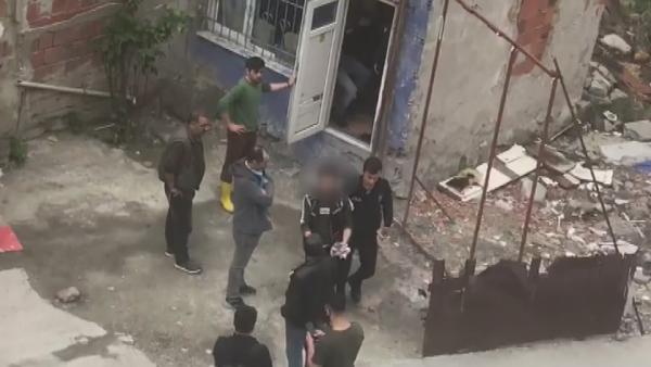 13 yaşındaki kızı taciz edenleri mahalle esnafı yakaladı