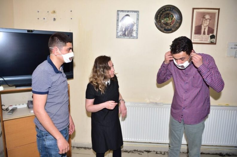 Avcılar Beledi̇yesi̇ İşi̇tme Engelli̇ler İçi̇n Özel Maske Üreti̇yor