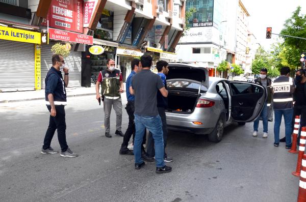Avcılar’da yasağa uymayan 3 kişiye ceza yazıldı, birinin üzerinde tabanca bulundu