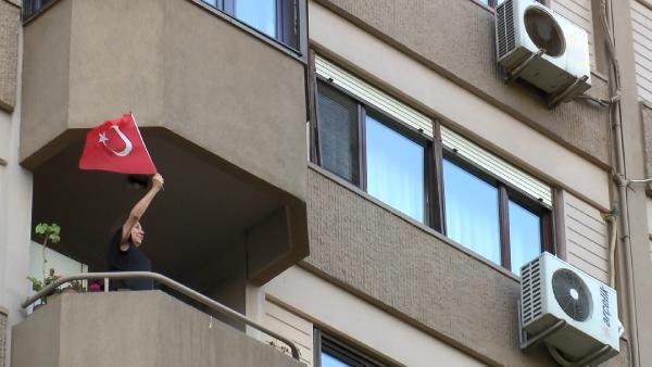 Bakırköy ve Küçükçekmece’de 19.19’da balkonlardan İstiklal Marşı okundu
