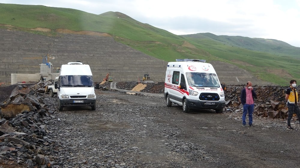 İş maki̇nesi̇yle düştüğü baraj suyunda kayboldu