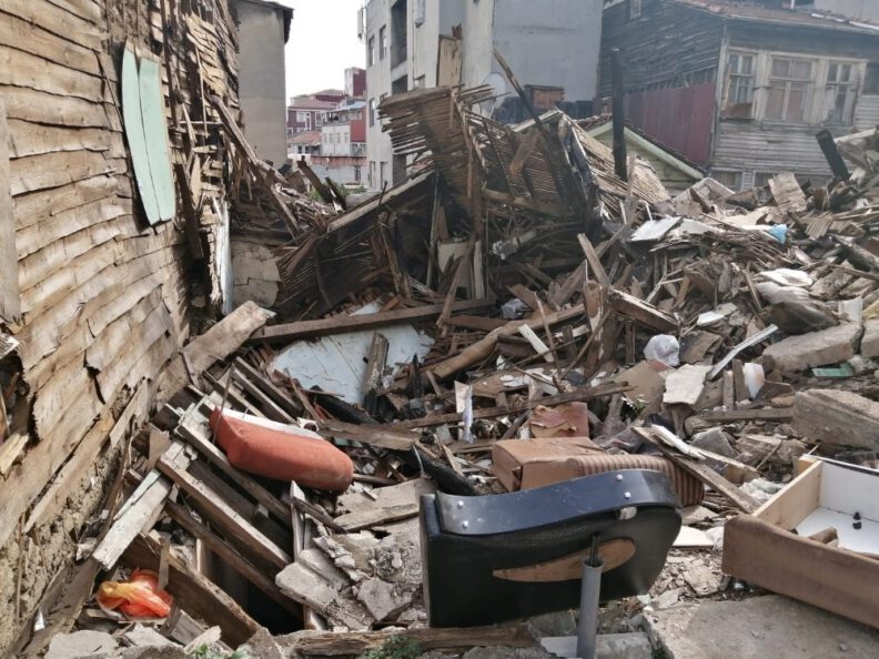 Beyoğlunda 3 Ay Önce Yanan Evde Kafatası Bulundu