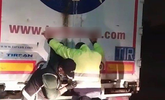 Bursa’da 500 bin TL’lik kaçak alkol yüklü tır yakalandı