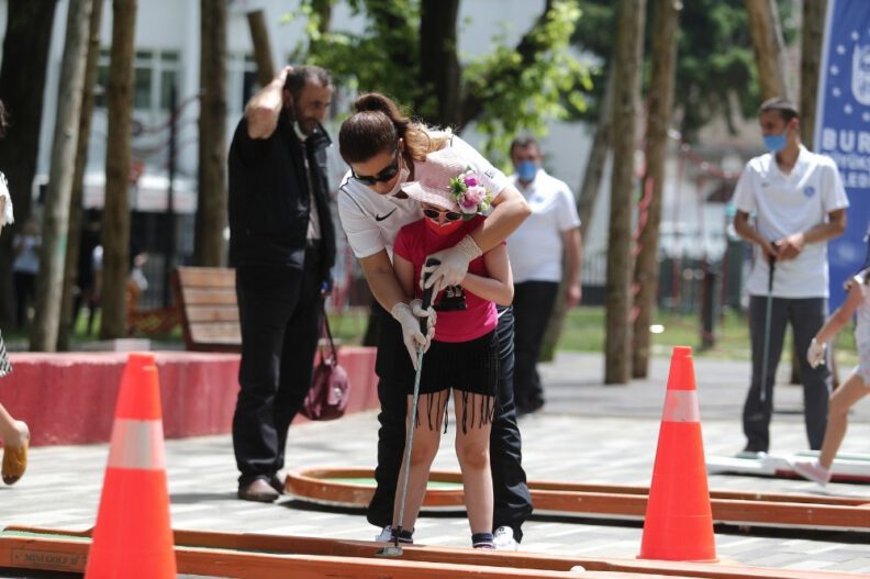 Bursa’da çocuklar 4 saatli̇k vakti golf oynadılar değerlendirdi