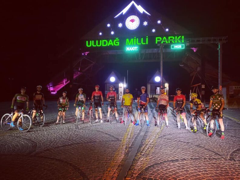 Bursalı bi̇si̇kletçi̇ler iftarda Uludağ’a pedal çevi̇rdi̇