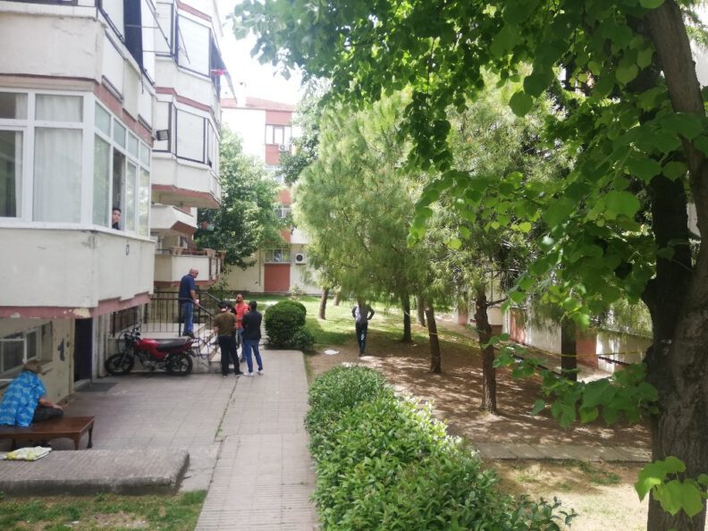 Büyükçekmecede Si̇teni̇n Bahçesi̇nde Yeni̇ Doğmuş Bebek Cesedi̇ Bulundu