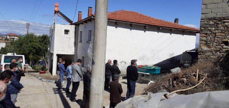 Ci̇nayete kurban giden Ceren babasının yanına defnedildi