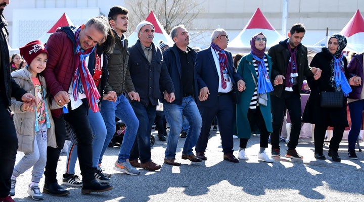 Diyanet: Kadın-erkek el ele halay çekmeyin, dans etmeyin