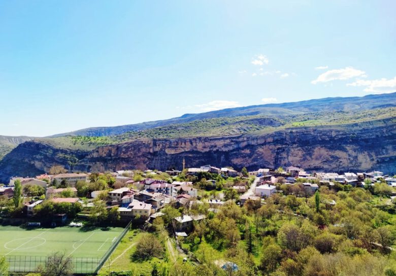 Doğal yaşamı ile dikkat çeken ilçe baharla renklendi