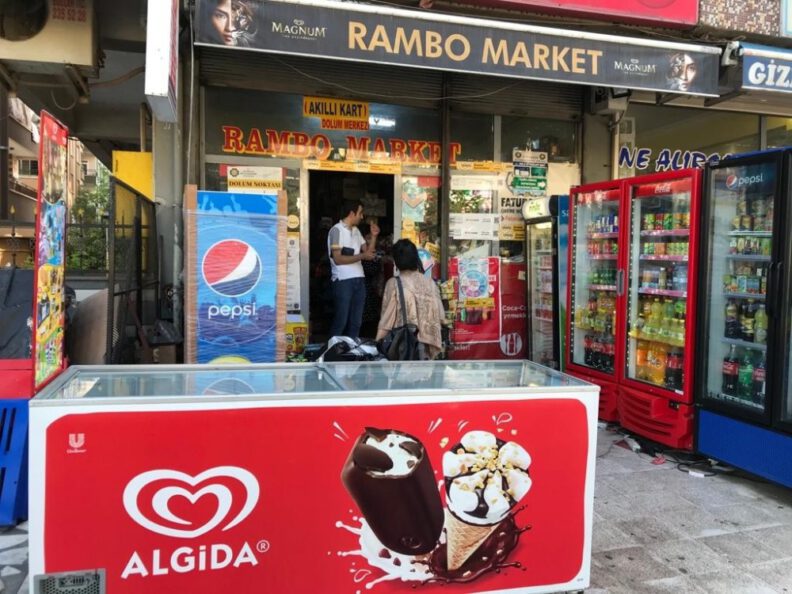 Dondurma hırsızı güvenli̇k kameralarına yakalandı