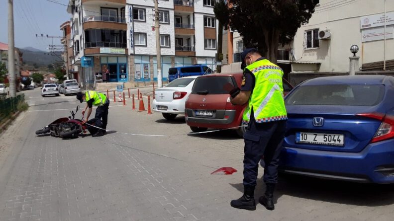 Edremi̇tte Motosi̇klet Park Hali̇ndeki̇ Araca Çarptı: 1 Yaralı