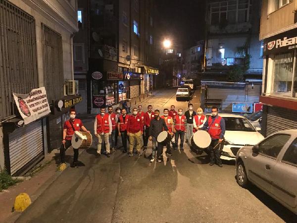 Ek fotoğraflar // Fatih’te davul çalan Kızılay gönüllüleri vatandaşları sahura kaldırdı