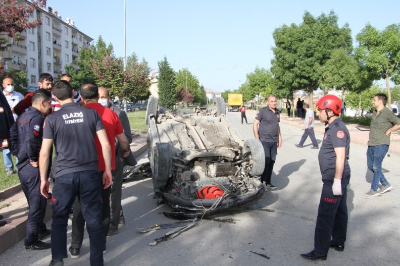 Elazığda İki̇ Ayrı Trafi̇k Kazası: 4 Yaralı
