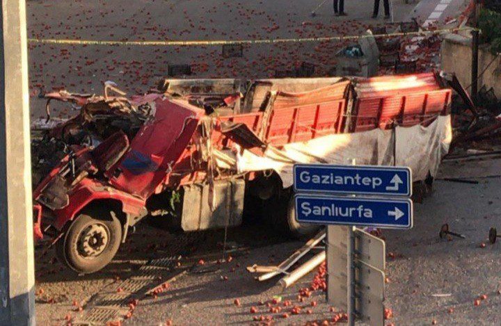 Freni̇ Boşalan Domates Yüklü Kamyon Köprüden Uçtu