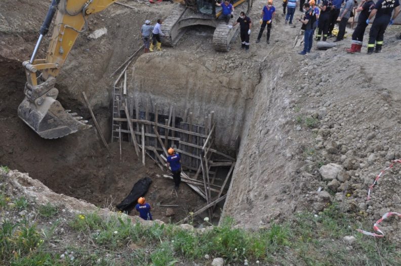 Göçük Altında Kalan 70 Yaşındaki̇ İşçi̇ Hayatını Kaybetti̇