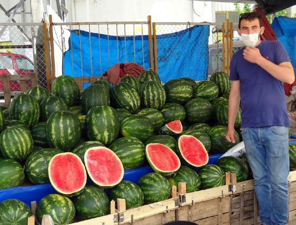 Herkes alabilsin diye karpuzları yarım ve çeyrek olarak satıyor