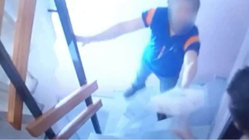 Kargo çalışanının iğrenç hareketi pes dedirtti!