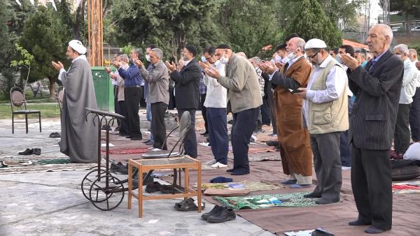 İran’da bayram namazı koronavirüs gölgesinde kılındı