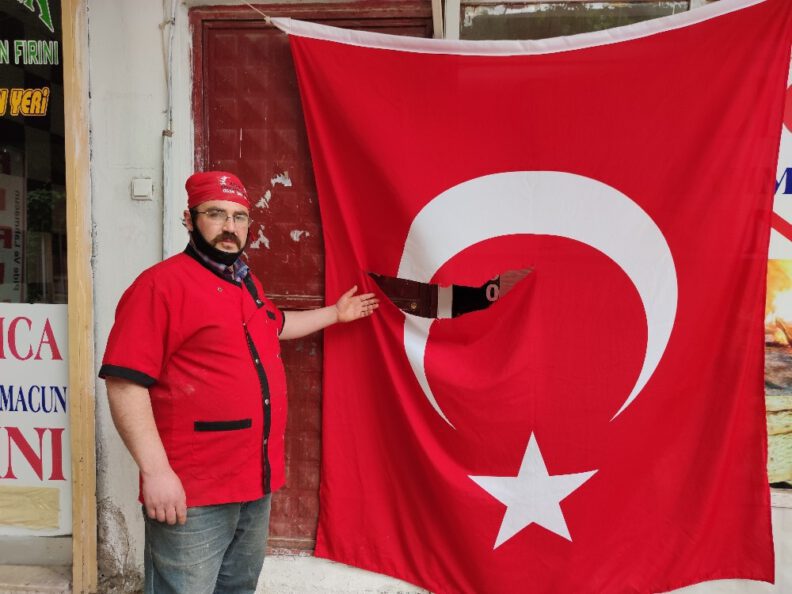 İş yeri̇nde asılı Türk bayrağını yırttılar