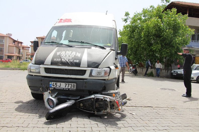İşçi̇ Servi̇si̇ İle Motosi̇klet Çarpıştı: 1 Yaralı