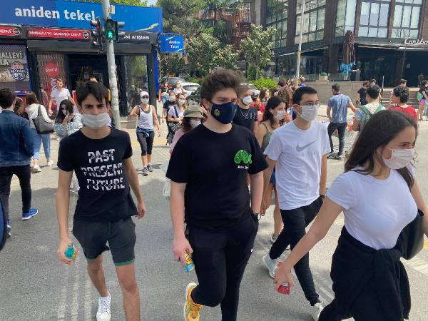 Kadıköy’de sokağa çıkan 15-20 yaş arası gençler yoğunluk oluşturdu