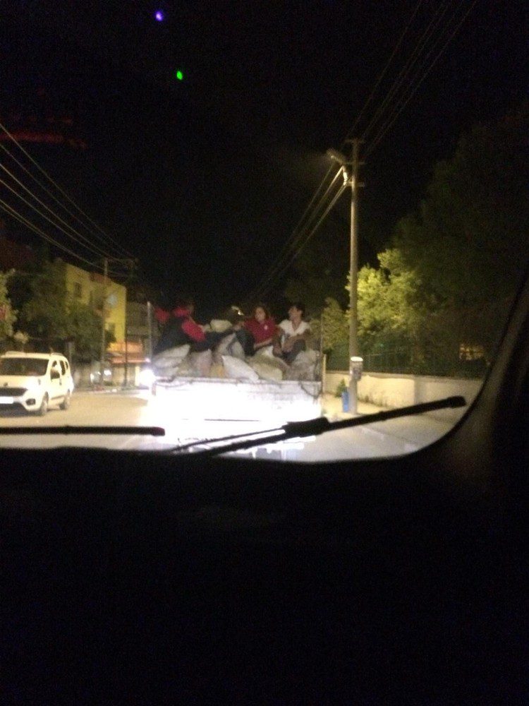 Kamyonet Kasasında Tehli̇keli̇ Yolculuk
