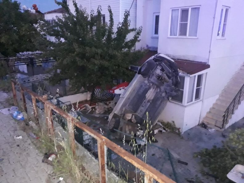 Kamyoneti̇n Çarptığı Otomobi̇l Evi̇n Bahçesi̇ne Uçtu: 2 Ölü, 3 Yaralı